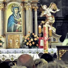 O której msza święta w telewizji? Sprawdź godziny i kanały transmisji