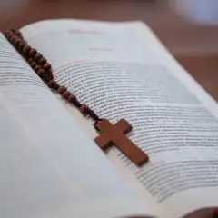 Różaniec na otwartej księdze, symbol wiary i nadziei. Nawet gdy zdarza nam się grzeszyć zuchwale w nadziei miłosierdzia bożego, modlitwa prowadzi do przebaczenia.