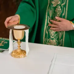 Jak zamówić mszę świętą krok po kroku – formalności, koszty i praktyczne porady