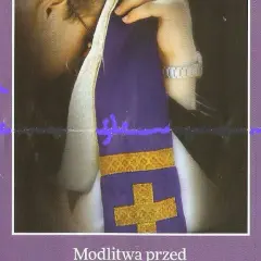 Modlitwa przed rozważaniem najczęstszych grzechów katolików. Dłoń z zegarkiem na nadgarstku, fioletowa stuła z krzyżem.