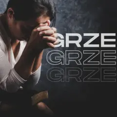 Kobieta z dłońmi złożonymi do modlitwy nad Biblią, zastanawia się, czy polucja to grzech.