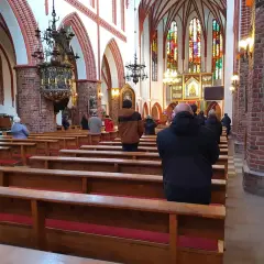 Ile mszy dziennie może odprawić ksiądz? Odkryj zasady i wyjątki