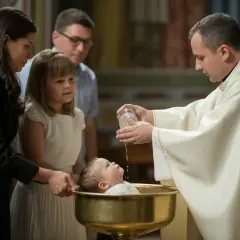 Dlaczego chrzest odbywa się po mszy? Wyjaśnienie praktyk liturgicznych i ich znaczenia
