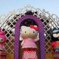 Trzy gigantyczne figurki: różowa My Melody, Hello Kitty w sukience i czarny Badtz-Maru w okularach. Czyżby to był zlot postaci, gdzie nawet hello kitty szatan mógłby się pojawić?