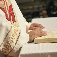 Msze wieczyste ile kosztują? Sprawdź najniższe ceny i oferty