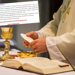 Ksiądz trzyma hostię nad kielichem podczas mszy. Obok leży otwarta księga.