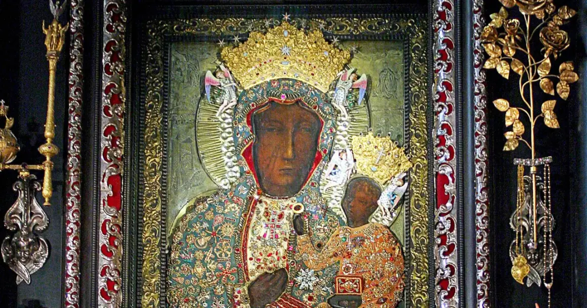Obraz Matki Boskiej Częstochowskiej w bogatych szatach, z Dzieciątkiem Jezus. Wizerunek ten, znany z Jasnej Góry, można podziwiać w określone godziny odsłonięcia.