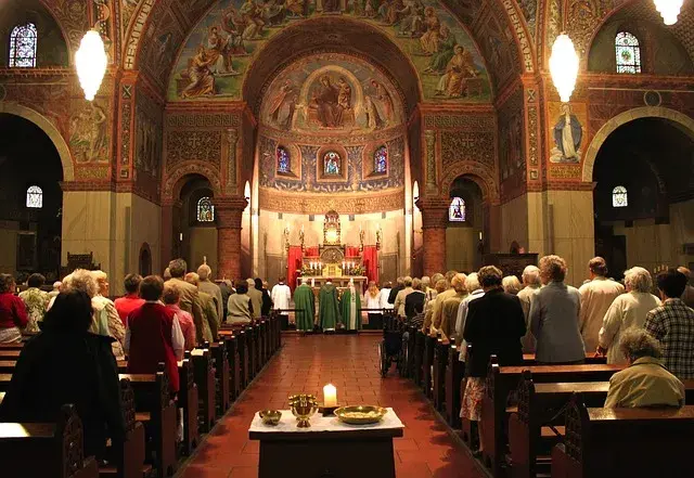 Ile trwa msza za zmarłego? Poznaj czas trwania i ważne szczegóły