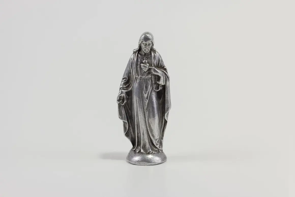 Metalowa figurka Jezusa z Sercem. Czy grzechy zapomniane są odpuszczone?