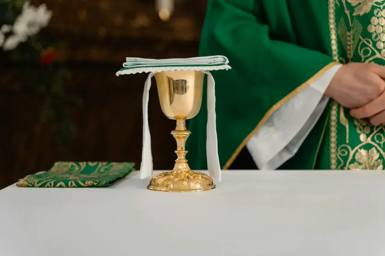 Złoty kielich na ołtarzu, przygotowany do post eucharystyczny. Grzech ciężki może oddzielić od Boga, ale Eucharystia zbliża.