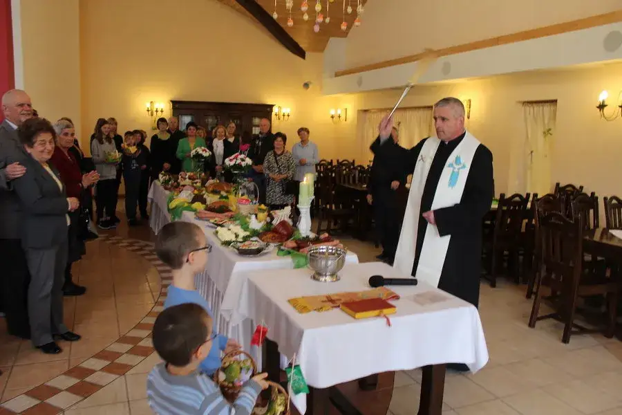 Zdjęcie Godziny mszy w Wielką Sobotę – gdzie i o której się odbywa? Sprawdź teraz!
