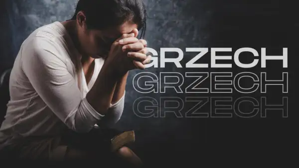 Kobieta z dłońmi złożonymi do modlitwy nad Biblią, zastanawia się, czy polucja to grzech.