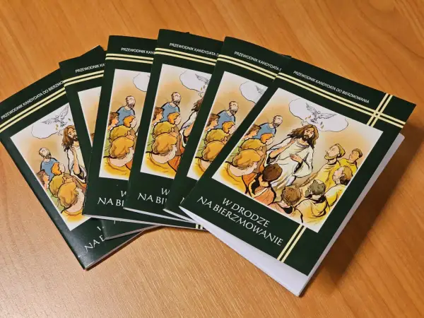 Kilka książek "Przewodnik kandydata do bierzmowania" z ilustracją Jezusa nauczającego tłum.
