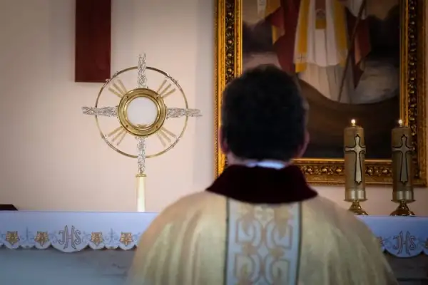 Ile kosztuje msza do dworu niebieskiego i jak ją zamówić? Sprawdź ceny i znaczenie