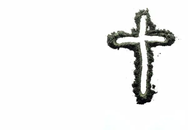 Krzyż z popiołu na białym tle. Czy Bóg wybacza grzech nieczystości? Nadzieja na przebaczenie.