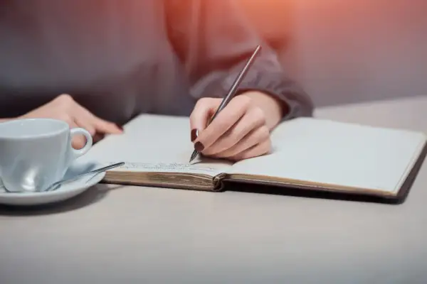 Jak napisać kartkę na mszę za zmarłego, by wyrazić prawdziwe uczucia