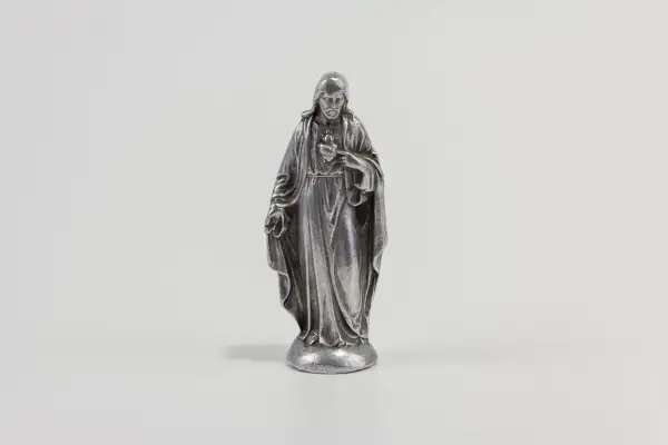 Metalowa figurka Jezusa z Sercem. Czy grzechy zapomniane są odpuszczone?